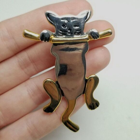Vintage Hang in There Cat Brooch, Hanging from Brang, Silver Tone Kitten Pin - Picture 5 of 6